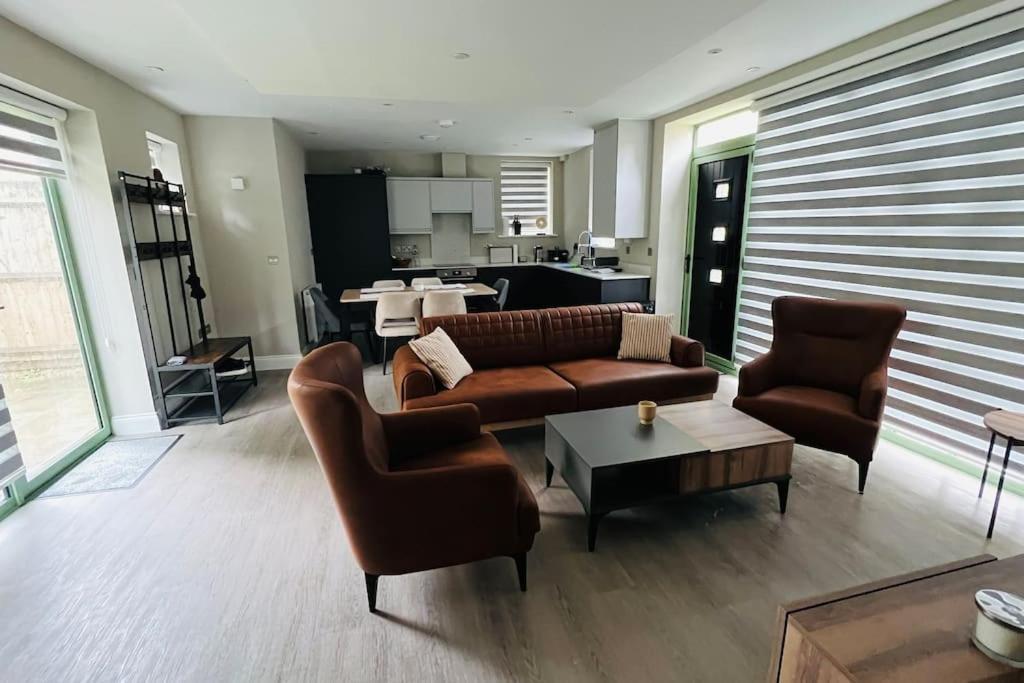 A House Designed For You… Edmonton Exterior foto